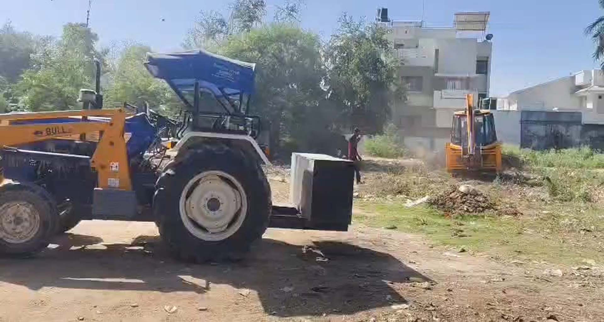 વડનગરમાં આંબેડકર ભવનની જમીન પર તંત્રનું બુલડોઝર : ગેરકાયદેસર દબાણોનો સફાયો