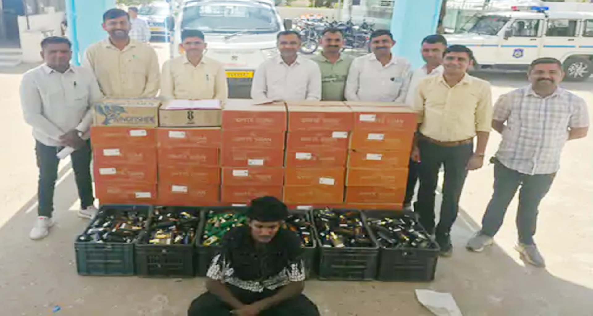 થરાદમાં SOGનો સપાટો : ગાડીના ચોરખાનામાંથી ૨૨૪૯ બોટલ વિદેશી દારૂ ઝડપાયો, ત્રણ સામે ગુનો દાખલ 