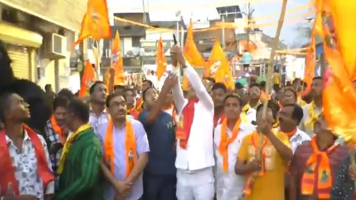 રામ નવમીની શોભાયાત્રા દરમિયાન ભાજપના ધારાસભ્યએ હવામાં ગોળીબાર કર્યો