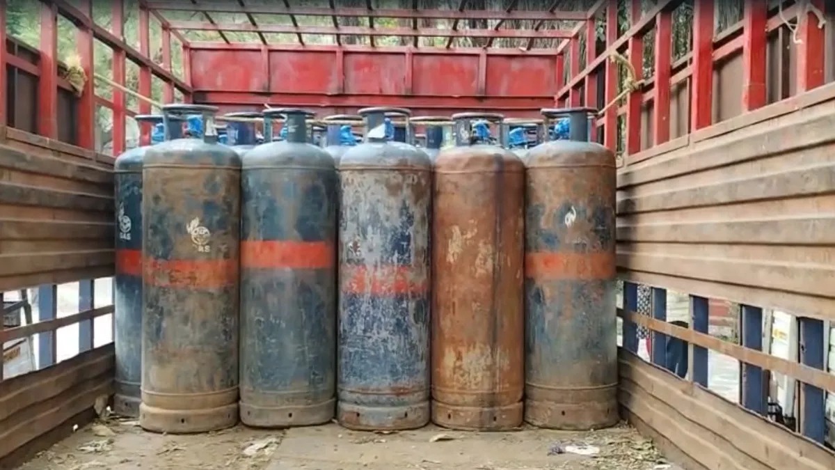 રાંધણ ગેસના કાળાબજાર બદલ 10  લોકોની ધરપકડ