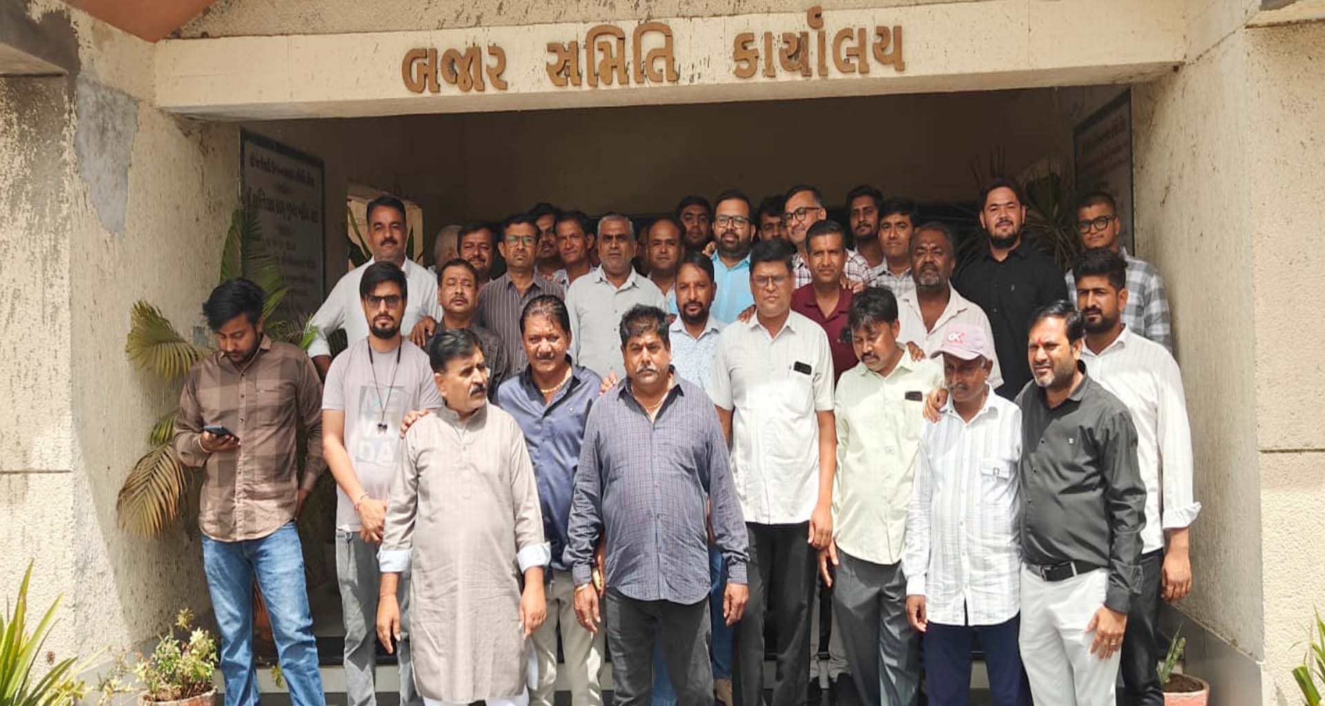 ડીસા શાક માર્કેટમાં વિવાદનો વંટોળ: તંત્રના નિર્ણય સામે વેપારીઓએ બાયો ચઢાવી