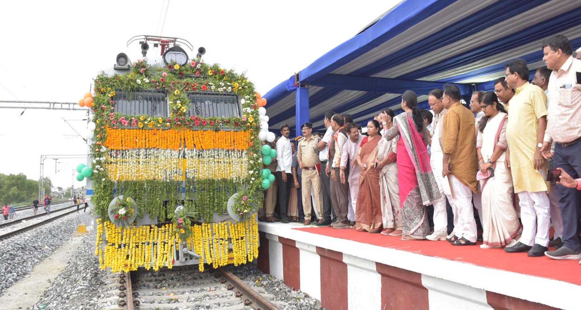 રેલવે કનેક્ટિવિટીમાં નવો અધ્યાય : વડાપ્રધાન મોદીએ ખેડબ્રહ્મા-હિંમતનગર બ્રોડગેજ લાઈનની પ્રથમ ટ્રેનને વર્ચુઅલ ઈ-પ્રસ્થાન કરાવ્યું