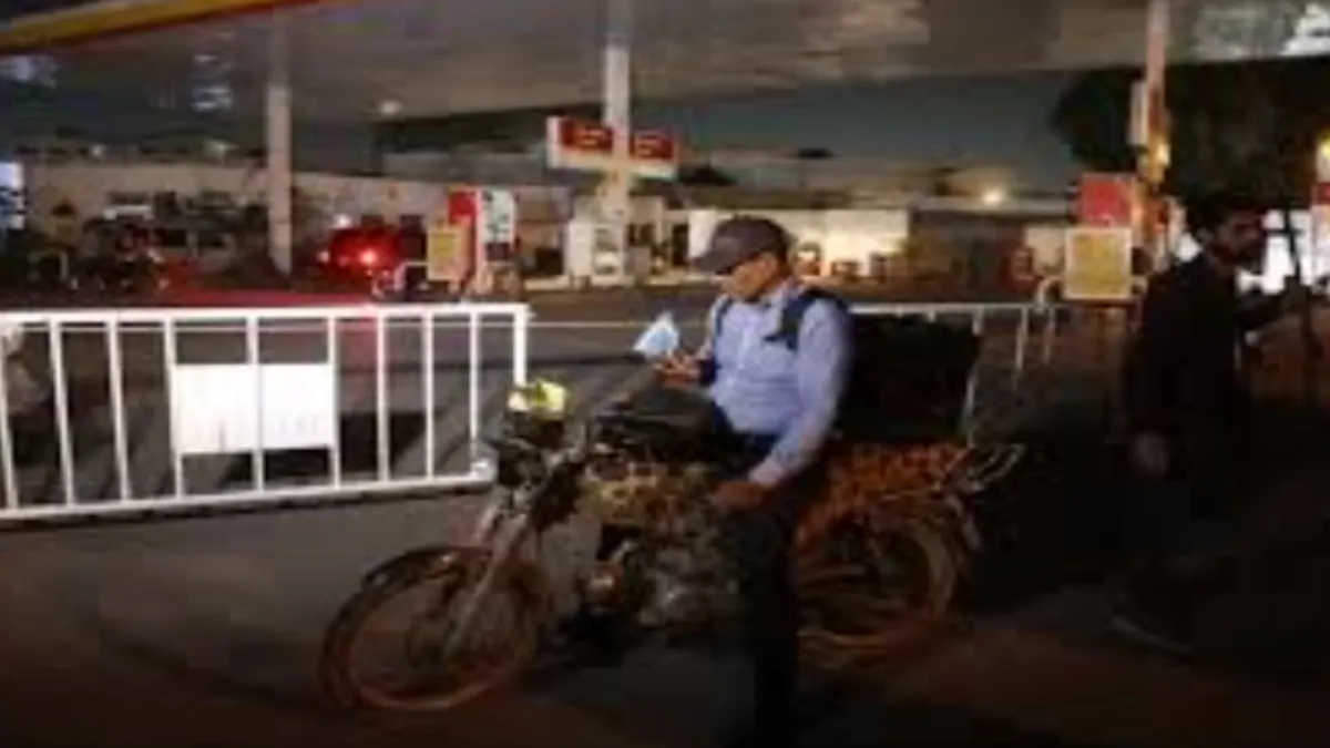 પાકિસ્તાનમાં પેટ્રોલ બોમ્બ ફૂટ્યો, પેટ્રોલના ભાવમાં 137 રૂપિયા અને ડીઝલના ભાવમાં 184 રૂપિયાનો વધારો