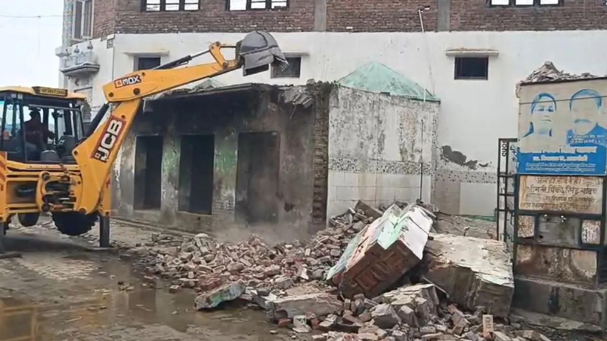 સંભલમાં ફરી બુલડોઝરનો ધમધમાટ, મદરેસા અને મસ્જિદ સહિત 5 દુકાનો તોડી પાડવામાં આવી