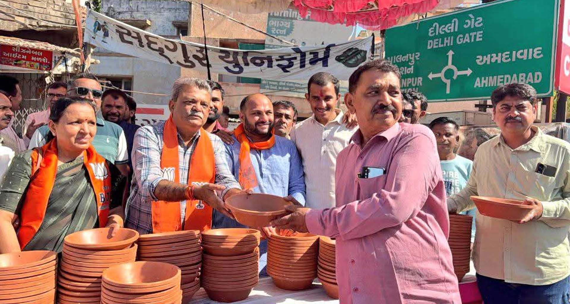 ભાજપ સ્થાપના દિનની અનોખી ઉજવણી: પાલનપુર યુવા ભાજપ દ્વારા પક્ષીઓ માટે કુંડા વિતરણ