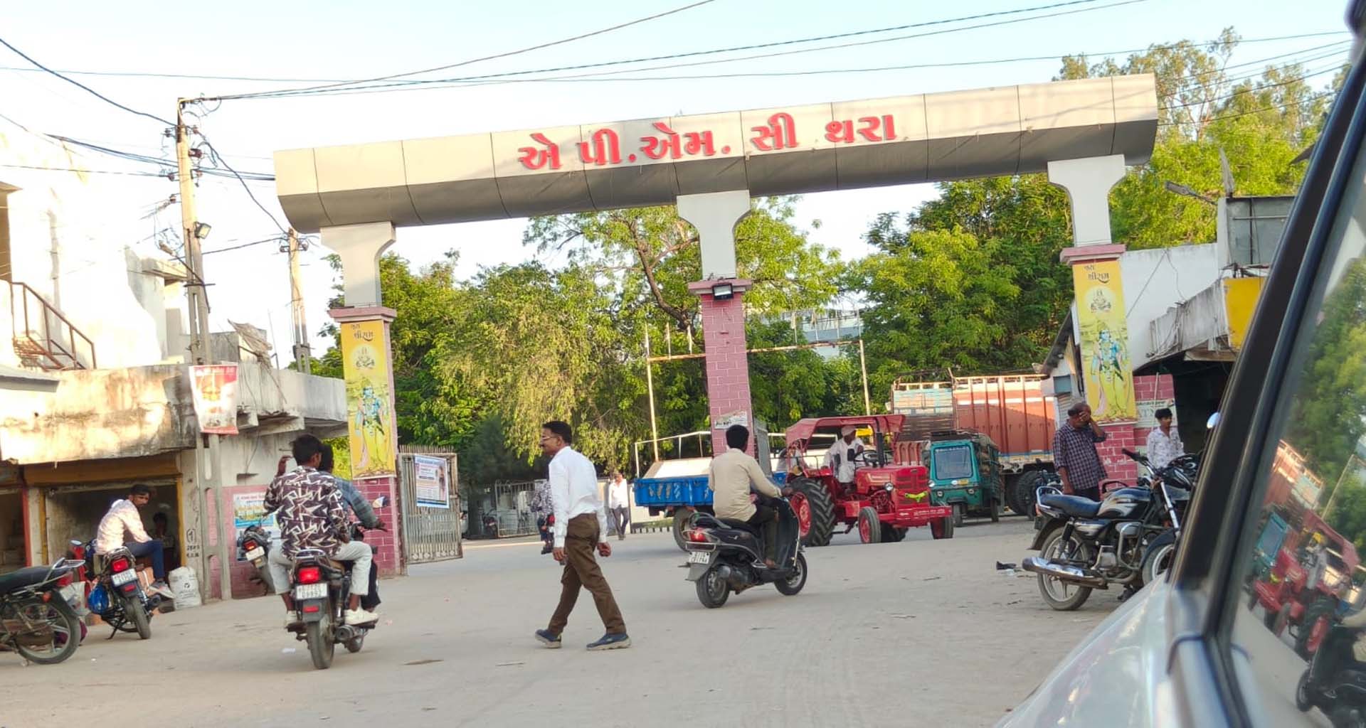 થરા માર્કેટયાર્ડ: લાયસન્સ રિન્યુઅલ મુદ્દે હોબાળો; નિયમોની અમલવારી કે રાજકીય કિન્નાખોરી ?