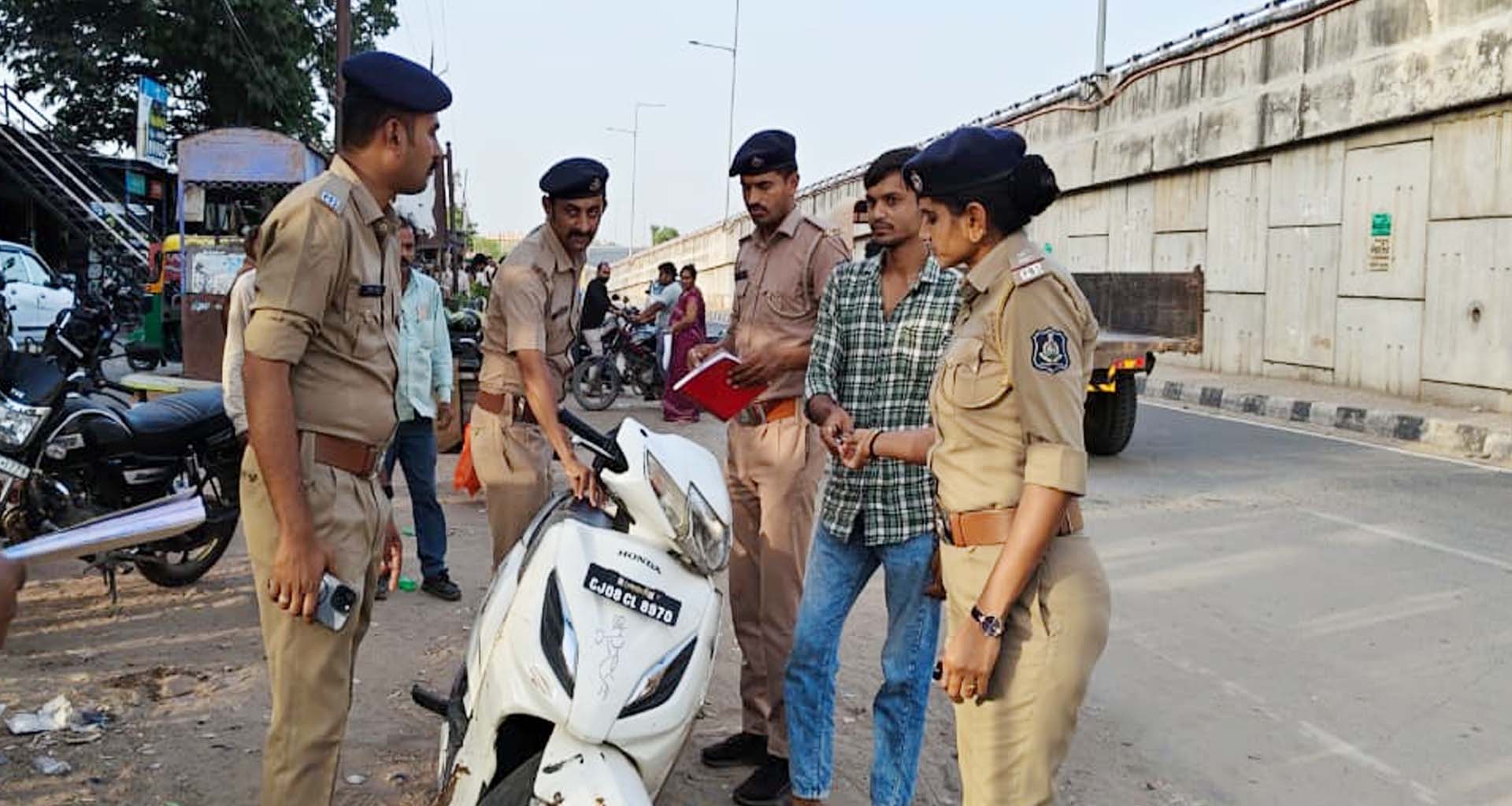 ભીલડીમાં ટ્રાફિક ડ્રાઇવ યોજાઈ : બ્લેક ફિલ્મ, નંબર પ્લેટ વગરના વાહનો સામે કાર્યવાહી