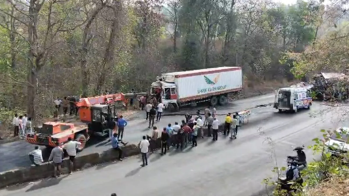 ગુજરાત: બે ટ્રક અથડાયા, ડ્રાઈવરનું મોત