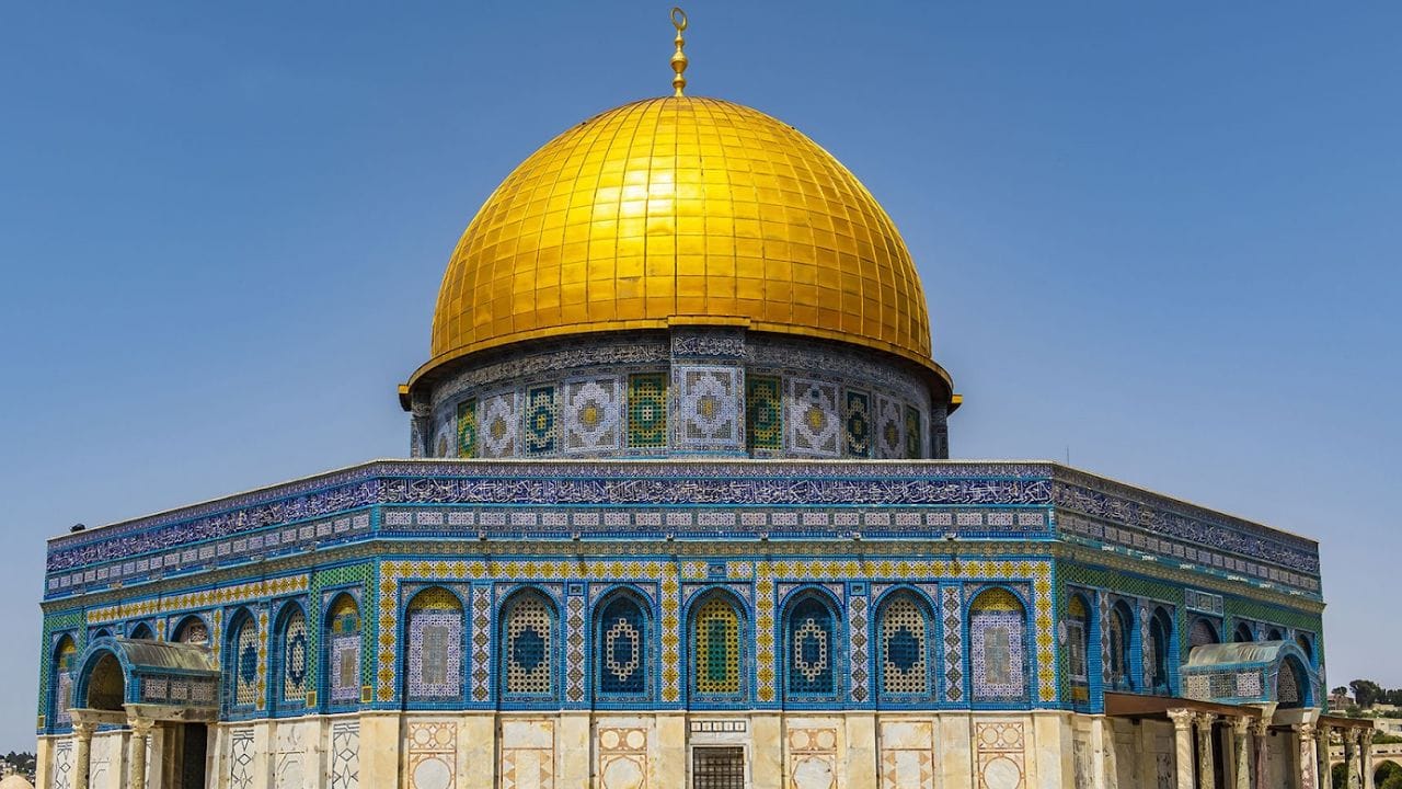 અલ-અક્સા મસ્જિદ 40 દિવસ પછી ફરી ખુલી; 3,000 શ્રદ્ધાળુઓએ પહેલી નમાજ અદા કરી