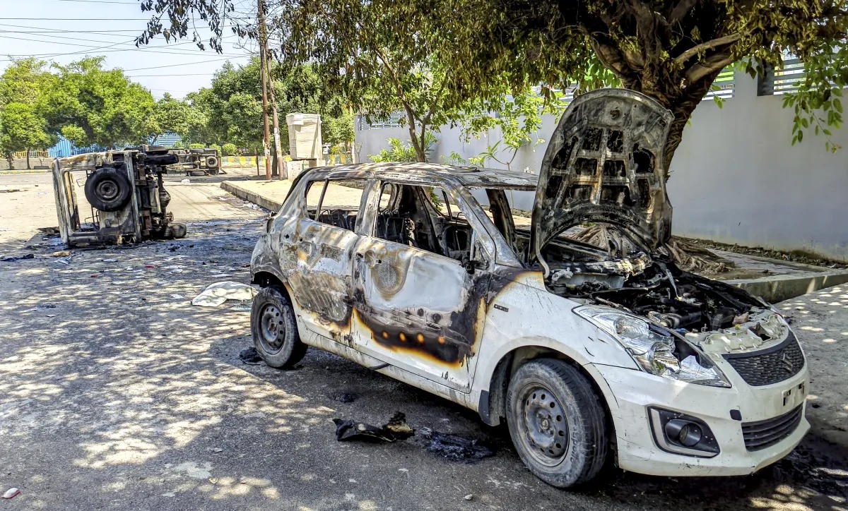 નોઈડામાં કામદારોના વિરોધ પ્રદર્શનન: પોલીસ સાથે ઘર્ષણ, વાહનોને આગ ચાંપી, કંપનીમાં તોડફોડ