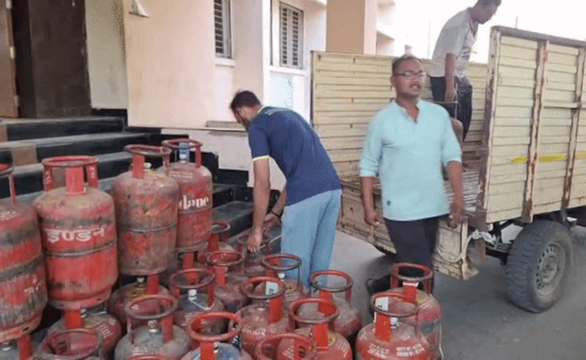 LPG સિલિન્ડરને લઈ સરકારની મોટી સ્પષ્ટતા: દેશમાં ગેસની કોઈ અછત નથી, અફવાઓથી દૂર રહો