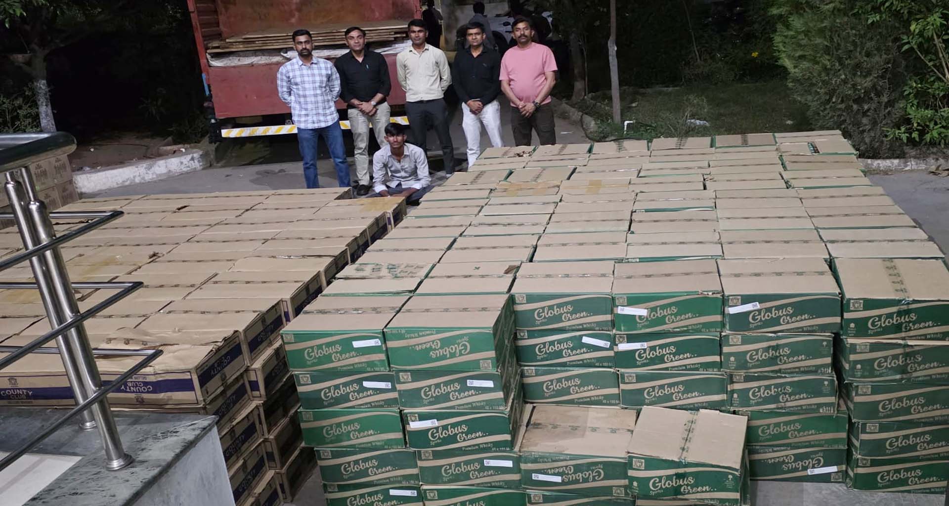 ચૂંટણી પહેલાં પોલીસ એક્શન મોડમાં : પાલનપુર એરોમાં સર્કલ પાસેથી વિદેશી દારૂ ભરેલી ટ્રક ઝડપાઇ