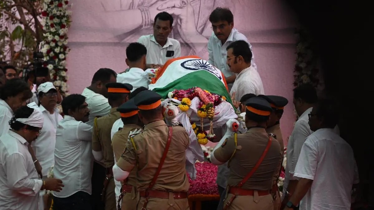 આશા ભોંસલે પાંચ તત્વોમાં વિલીન, પુત્ર આનંદે ચિતાને અગ્નિદાહ આપ્યો