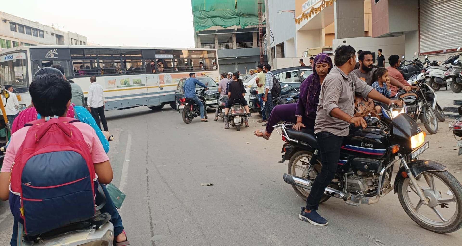 તંત્ર ક્યારે જાગશે ? પાટણના મુખ્ય માર્ગો પર ખાનગી વાહનોનું અતિક્રમણ, ટ્રાફિક પોલીસની કામગીરી સામે સવાલ