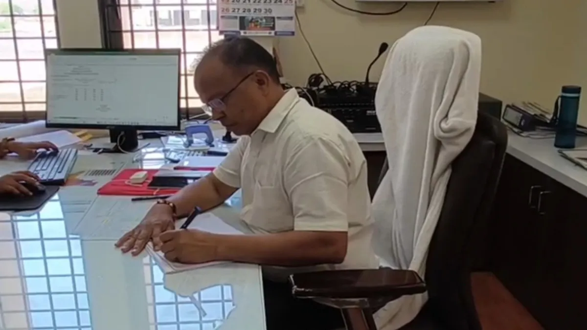 વલસાડમાં મામલતદારે ટ્રેન નીચે પડતું મૂક્યું