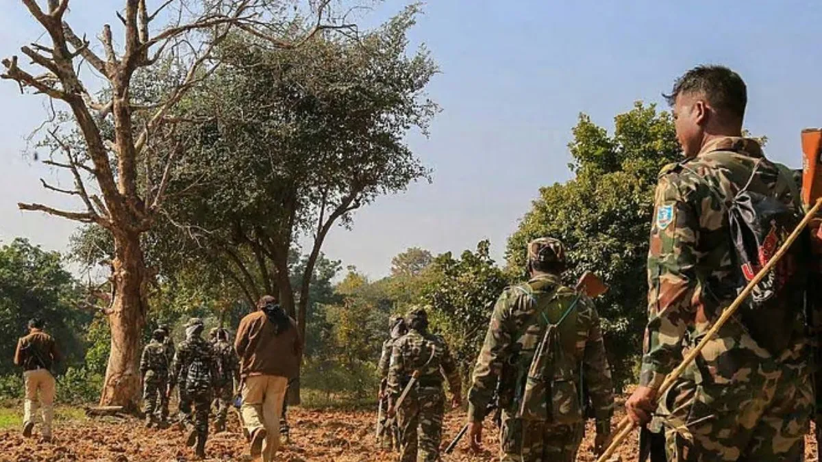 સારંડાના જંગલોમાં સુરક્ષા દળો અને નક્સલીઓ વચ્ચે ભીષણ અથડામણ, કોબ્રા બટાલિયનના 5 જવાનો ઘાયલ