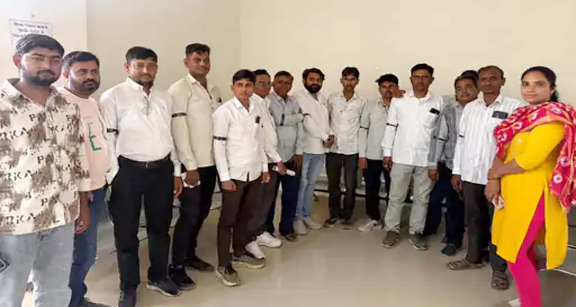 ડીસામાં મનરેગા કર્મીઓ મેદાને: કાળી પટ્ટી બાંધી વિરોધ, પગાર મુદ્દે કામકાજ ઠપ્પ