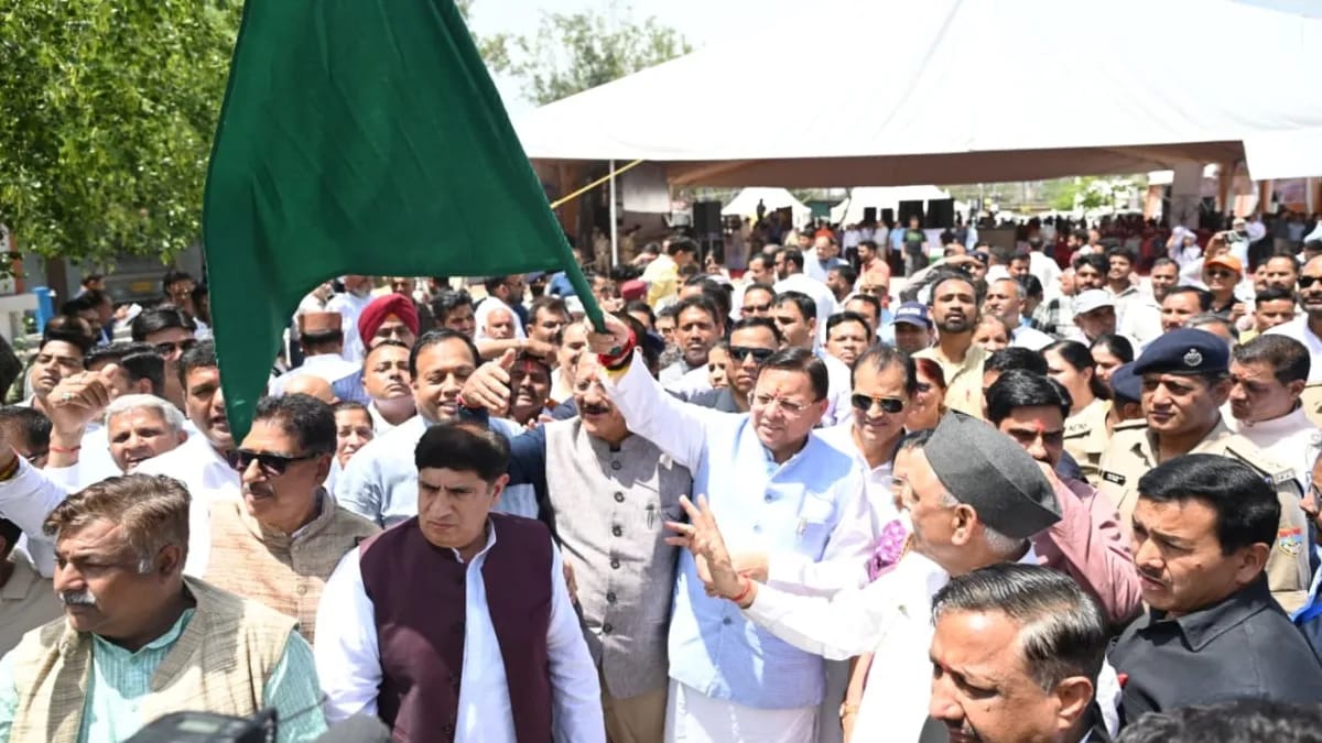 CM ધામીએ ઋષિકેશથી ચારધામ જતી બસોને લીલી ઝંડી આપી