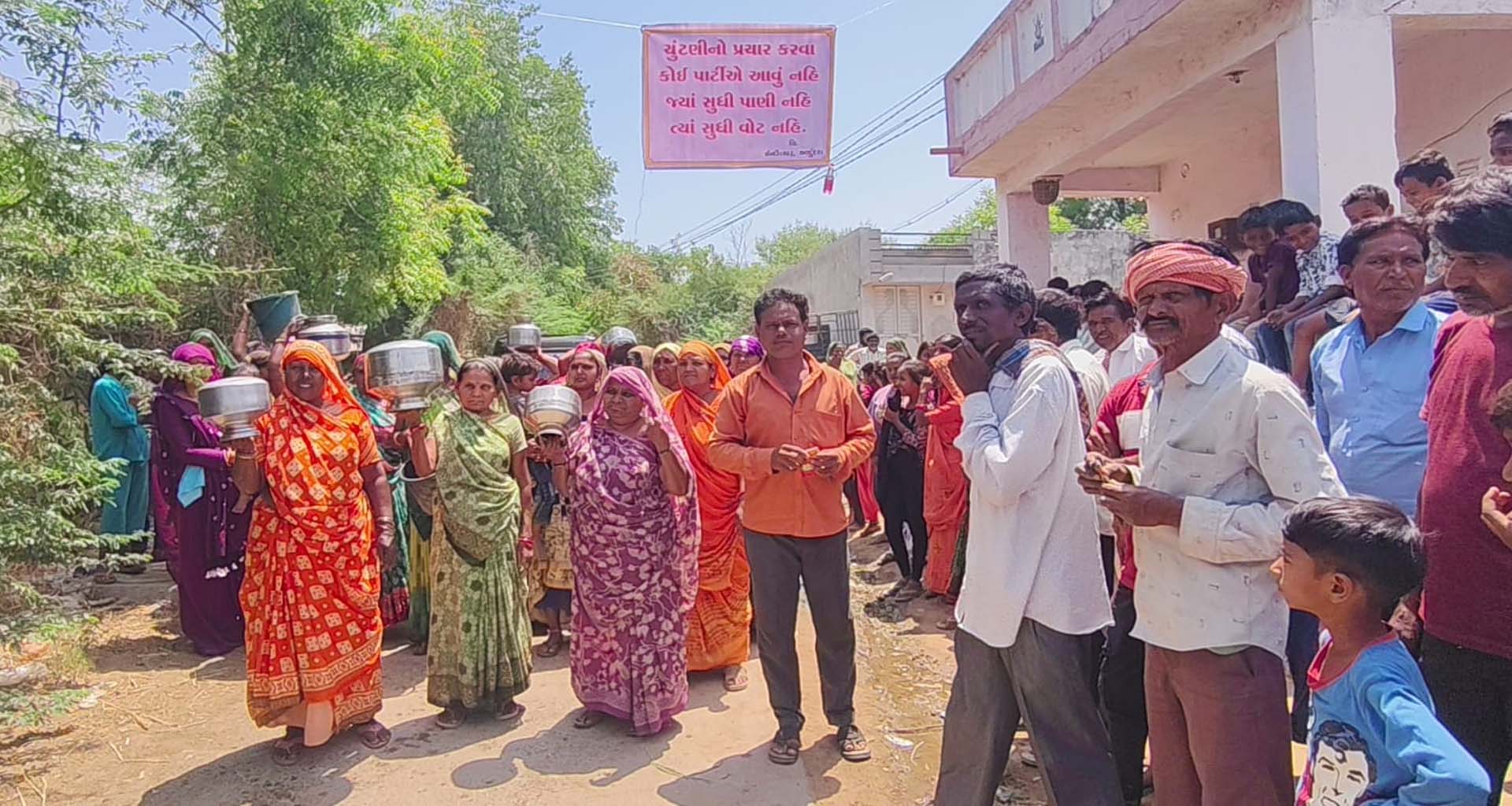 કડીનું આદુંદરા લાલઘૂમ: 'નો એન્ટ્રી'ના બોર્ડ સાથે ચૂંટણીનો બહિષ્કાર