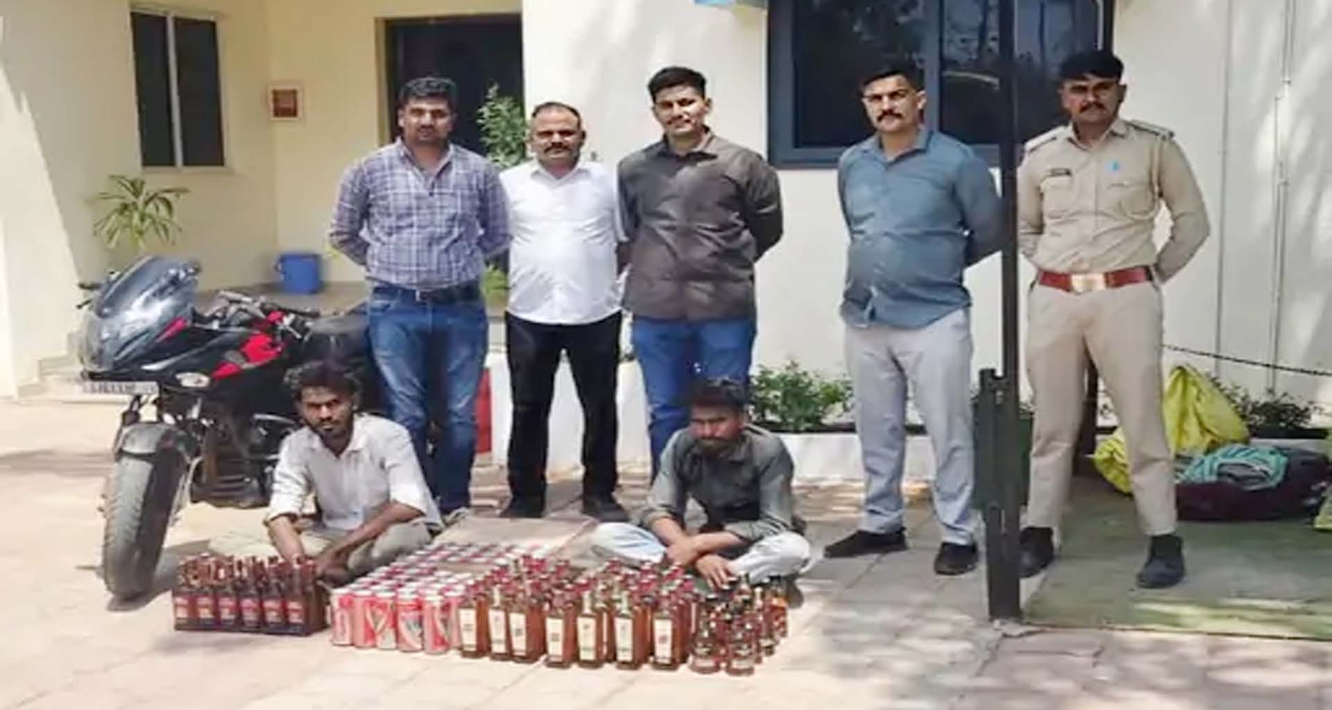 હિંમતનગર પોલીસનો સપાટો : વિદેશી દારૂ સાથે બે યુવકોને દબોચ્યા, ₹1.10 લાખનો મુદ્દામાલ જપ્ત