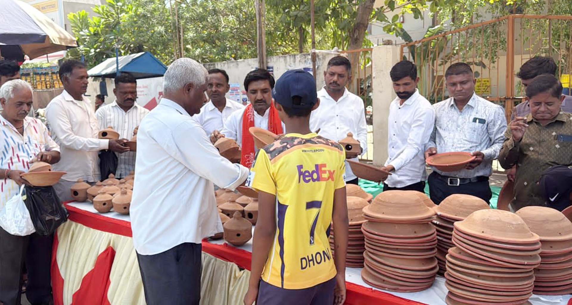 ડીસામાં માનવતા મહેકી: શિવસેવા સમિતિ દ્વારા કાળઝાળ ગરમીમાં પક્ષીઓ માટે બચાવ અભિયાન