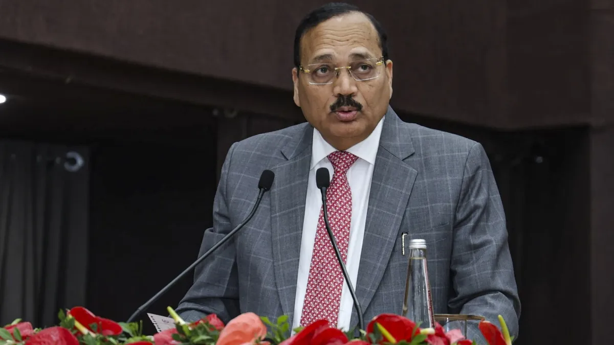 'હવે ગુંડાઓ બંદૂકથી નહીં, મોબાઈલ ફોનથી હુમલો કરી રહ્યા છે', સાયબર ક્રાઈમ પર CJIએ વ્યક્ત કરી ચિંતા