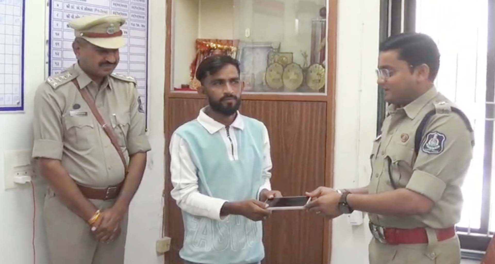 'તેરા તુજકો અર્પણ': ડીસા પોલીસે ₹1.32 લાખની કિંમતના મોબાઈલ માલિકોને પરત કર્યા