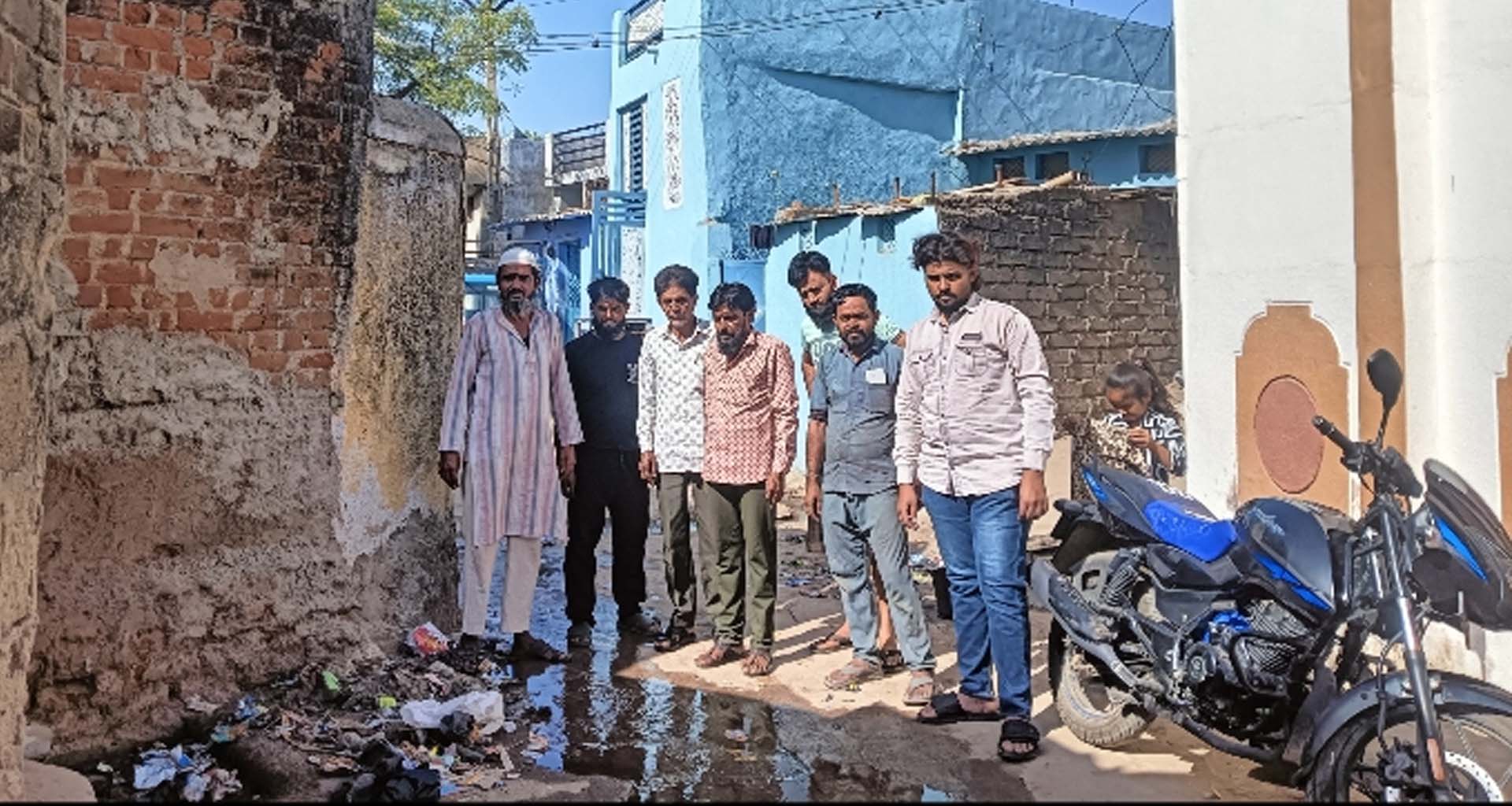 ડીસાના ગંજીપૂરામાં છેલ્લા ૧૦ વર્ષથી વિકાસ 'વેરન', રોડ-રસ્તા અને ગટર મુદ્દે નગરપાલિકા સામે પ્રજાનો પ્રચંડ રોષ