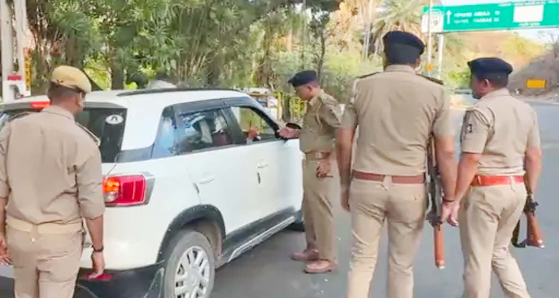 ચૂંટણી પૂર્વે બનાસકાંઠાની સરહદો પર 'સીલિંગ': અમીરગઢ અને અંબાજી છાપરી બોર્ડર પર પોલીસનું સઘન ચેકિંગ 