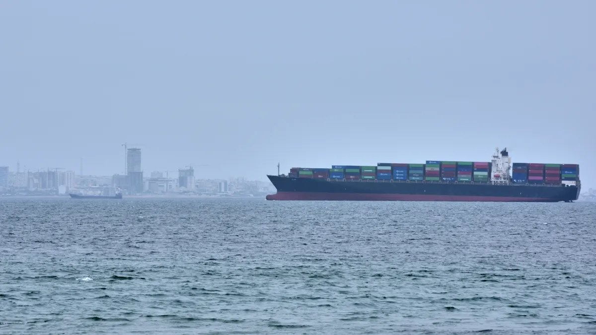 ટ્રમ્પની યુદ્ધવિરામની જાહેરાત છતાં ઈરાને હોર્મુઝ સ્ટ્રેટમાં 3 માલવાહક જહાજો પર હુમલો કર્યો