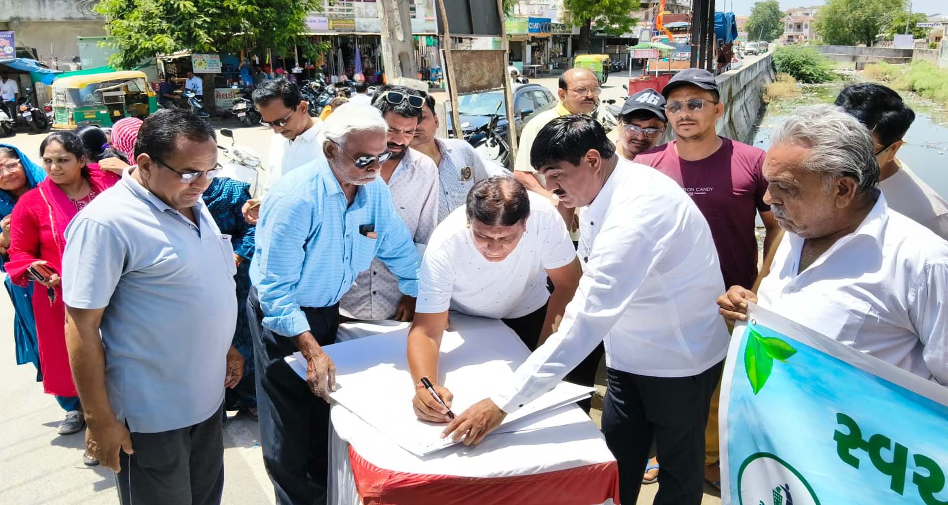 પાટણ કેનાલની સફાઈ માટે જનઆંદોલન: પૂર્વ શહેર કોંગ્રેસ પ્રમુખ દ્વારા સહી ઝુંબેશ શરૂ