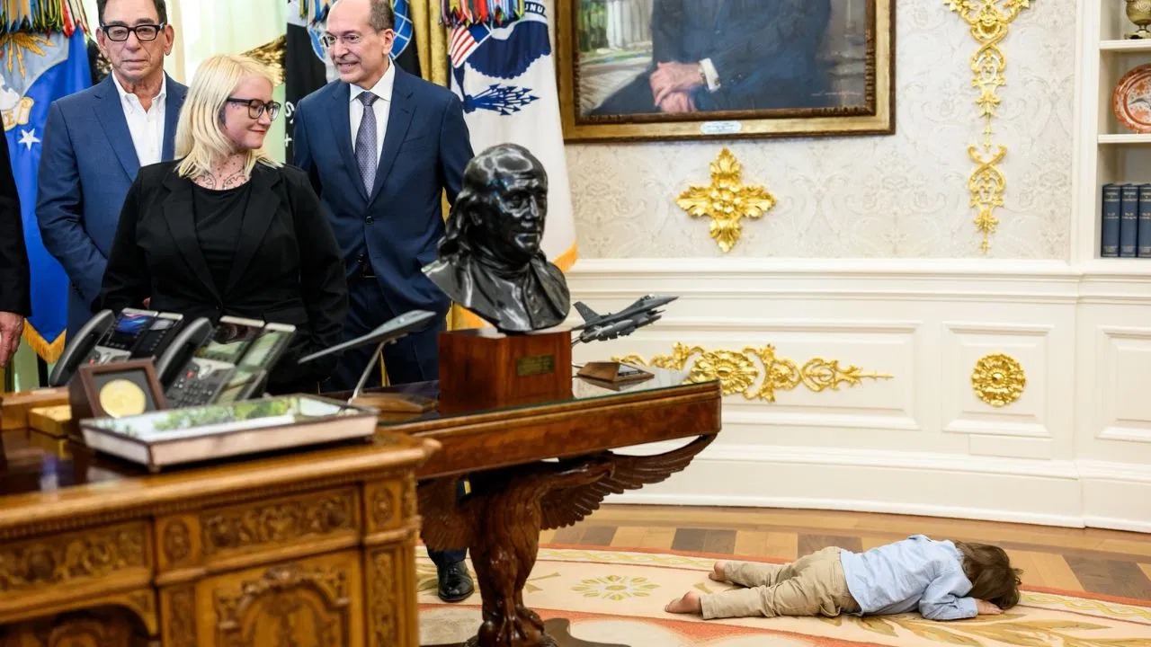 વ્હાઇટ હાઉસમાં ટ્રમ્પની મુલાકાત, જમીન પર સૂતો 2 વર્ષનો બાળક કોણ છે?