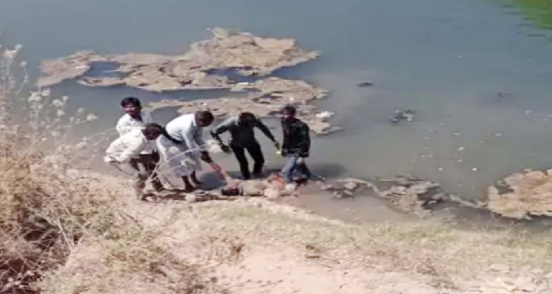 વડુ પંથકમાં ચકચાર : બેકાબૂ બાઇક કેનાલમાં પડતા ચાલક ઇજાગ્રસ્ત, સારવાર હેઠળ ખસેડાયો