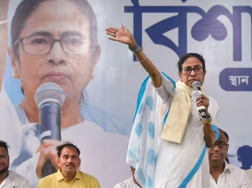 બંગાળમાં 100  મીટર દૂર ભાજપની થઈ રહી હતી રેલી, અવાજ સાંભળીને મમતા બેનર્જી ભડકી