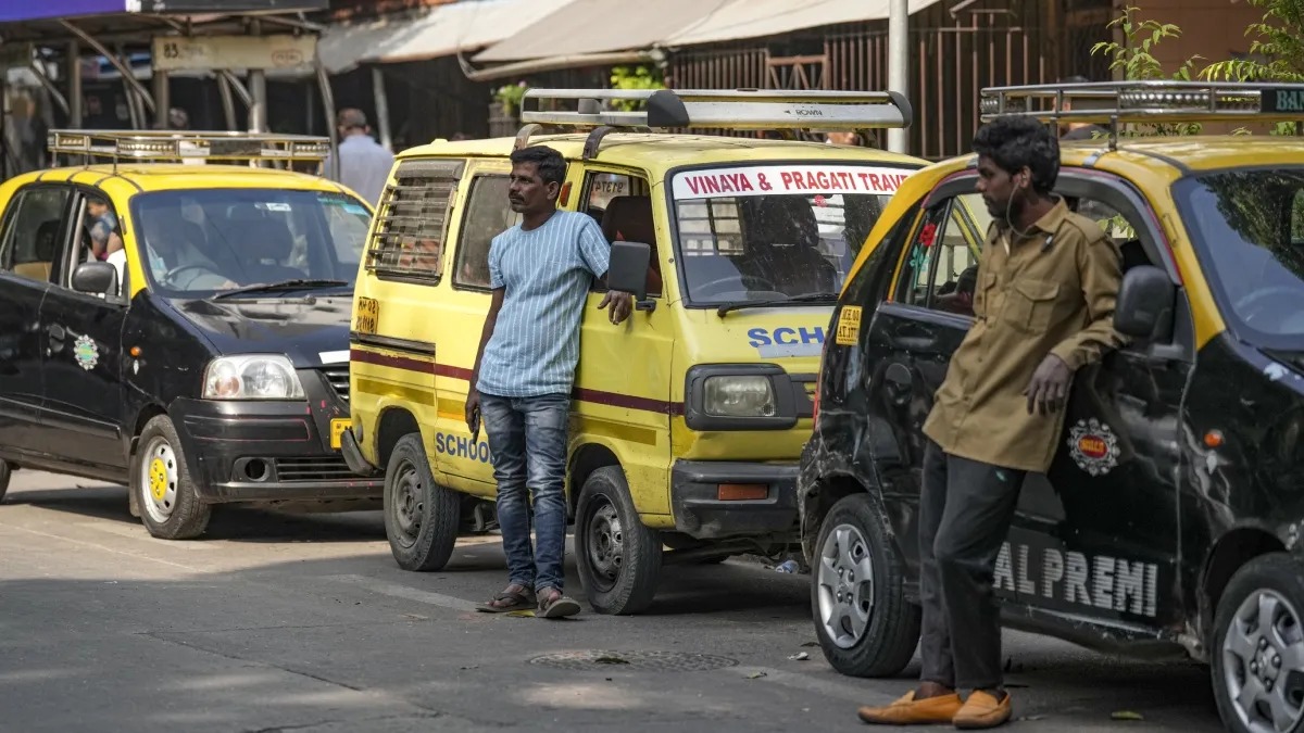 મુંબઈમાં ઓટો-રિક્ષા અને ટેક્સી ડ્રાઇવરોને મરાઠી બોલવાની જરૂર નથી; સરકારે આ નિર્ણય છ મહિના માટે મુલતવી