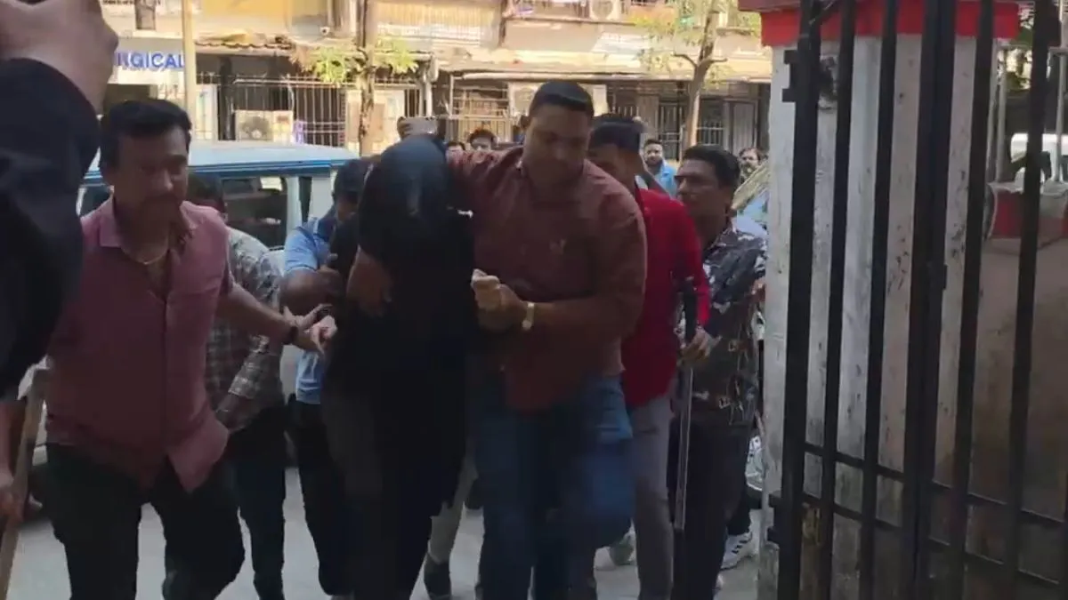 ધર્મ વિશે પૂછવામાં આવ્યું, કલમાનો પાઠ કરવાનું કહેવામાં આવ્યું... ના પાડતા સુરક્ષા ગાર્ડ્સ પર છરીથી હુમલો