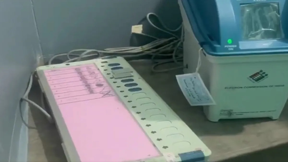 બંગાળમાં મતદાન દરમિયાન TMCનો આરોપ, EVMમાં BJPના બટન પર ટેપ ચોંટાડવામાં આવી,