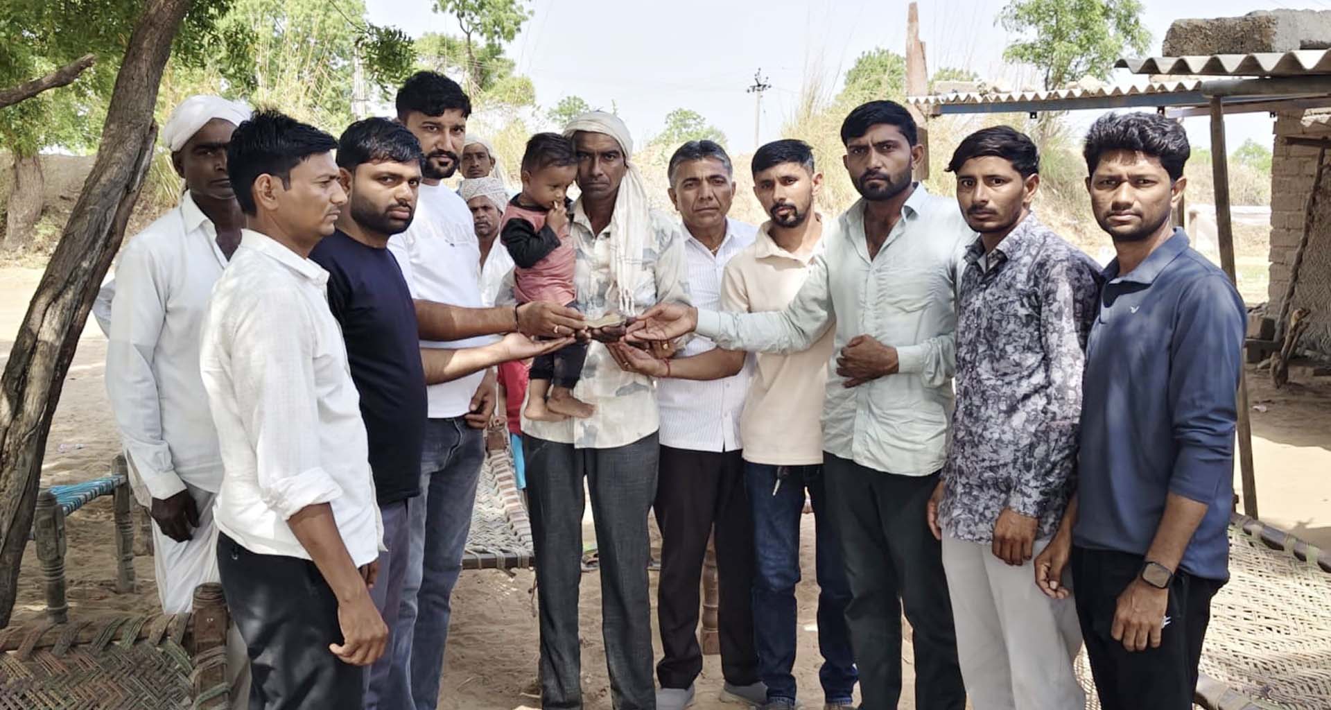 લાલપુરના યુવાનોની ઉમદા પહેલ: દિવંગત ભાઈઓના પરિવારને આર્થિક મદદ અર્પણ કરી