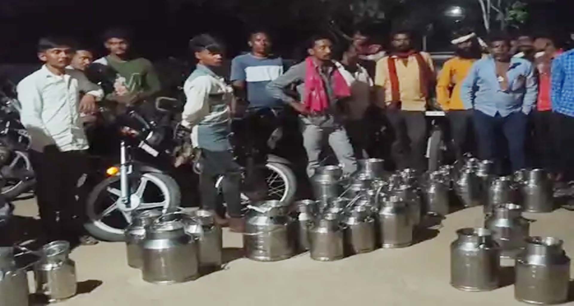 બનાસકાંઠા : ચૂંટણી વેરના કારણે દૂધમંડળીએ દૂધ લેવાનું બંધ કરતા હોબાળો, પશુપાલકો પહોંચ્યા પોલીસ સ્ટેશન