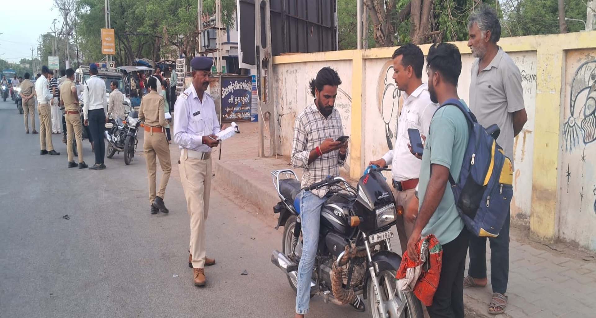 ડીસામાં ટ્રાફિક પોલીસ એક્શનમાં: નિયમ ભંગ કરનારા વાહનચાલકો સામે લાલઆંખ, કડક કાર્યવાહી