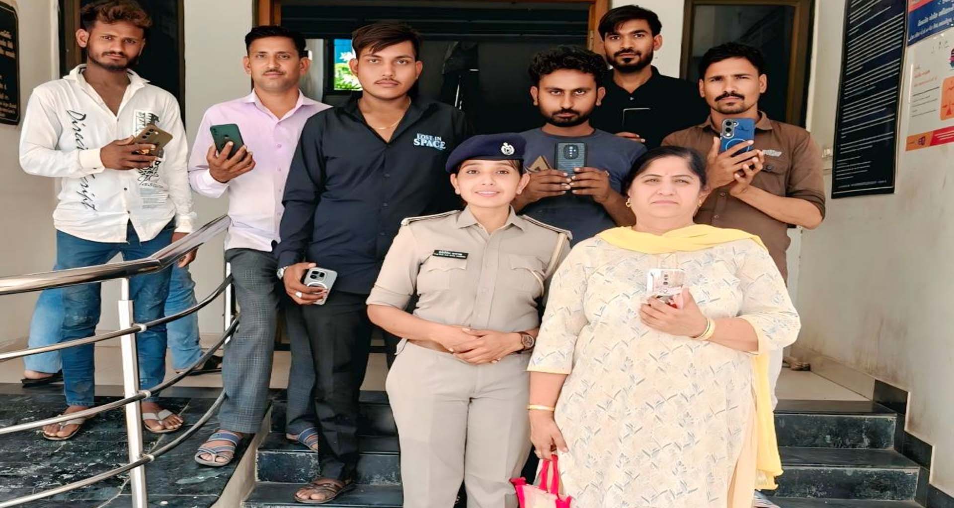ડીસા શહેર દક્ષિણ પોલીસની માનવીય સંવેદના: ‘તેરા તુજકો અર્પણ’ અભિયાન હેઠળ ૮ પરિવારોના ચહેરા પર સ્મિત રેલાવ્યું