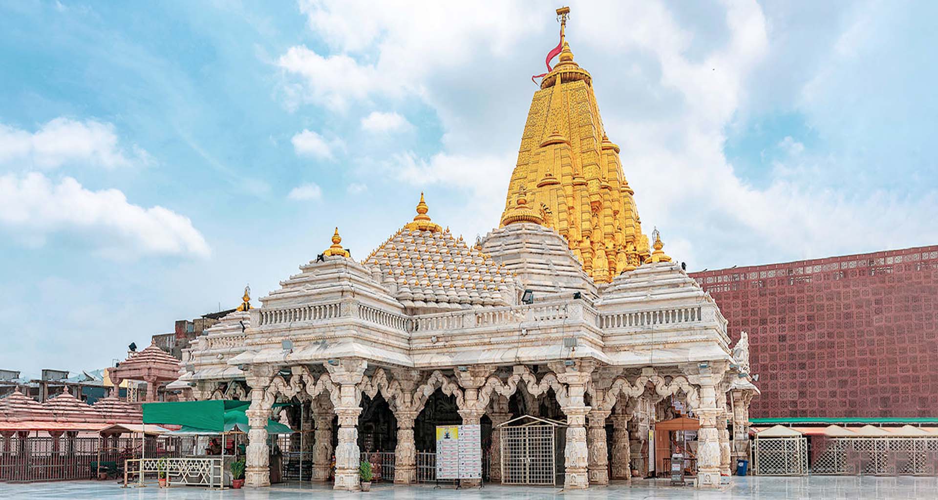 યાત્રાધામ અંબાજીની સુરક્ષા વ્યવસ્થાના ધજાગરા: મંદિરના ભંડારામાંથી લાખોની ચોરી કરતો પટાવાળો ઝડપાતા ચકચાર