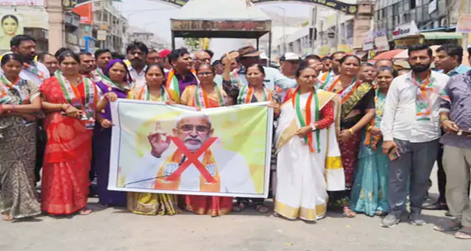 ઇડરમાં કોંગ્રેસના આક્રમક તેવર: સાંસદ ગેનીબેન ઠાકોર વિરુદ્ધની ટિપ્પણી મામલે ભાજપ પ્રદેશ પ્રમુખના રાજીનામાની માંગ