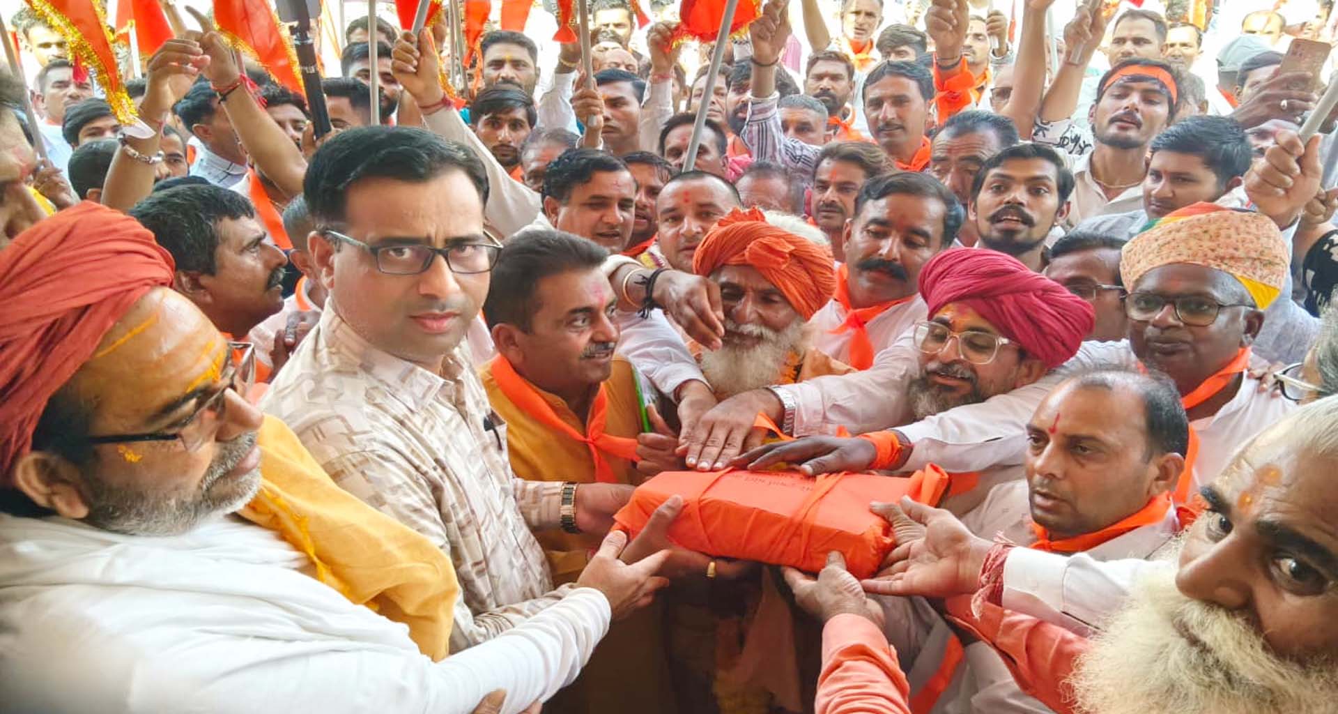 ભાભર ખાતે ગૌમાતાને રાષ્ટ્રીય દરજ્જો આપવાની માંગ સાથે વિશાળ રેલી નીકળી