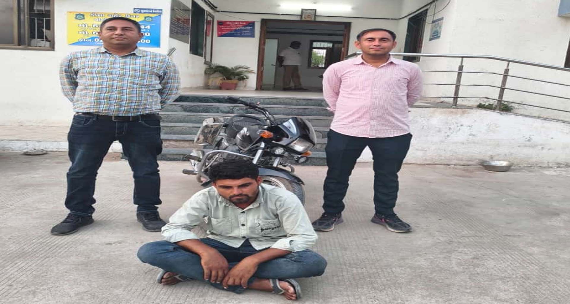 ડીસાના ગાયત્રી મંદિર પાસેથી બાઈક ચોરનાર રાજસ્થાનનો શખ્સ ઝડપાયો