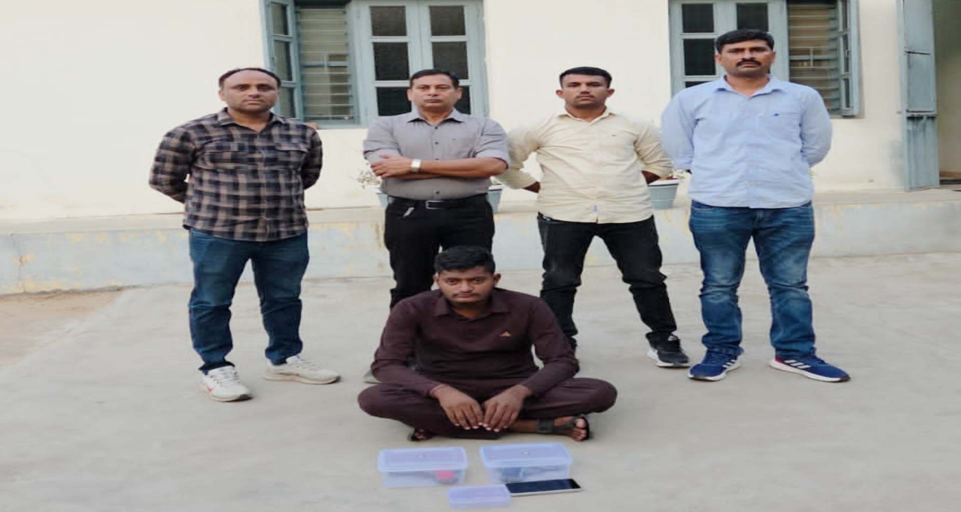 મહેસાણા LCBની ટીમે નાગલપુર પાસેથી બે દેશી પિસ્તોલ અને જીવતા કારતૂસ સાથે એક શખ્સ ઝડપાયો