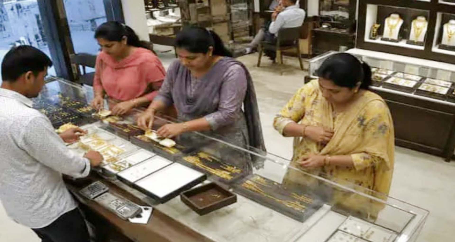પાટણમાં ‘ગઠિયા’ ગિરાક: દેવિકા ગોલ્ડ પેલેસમાંથી ત્રણ મહિલાઓ સોનાની કડીઓ ચોરી ફરાર