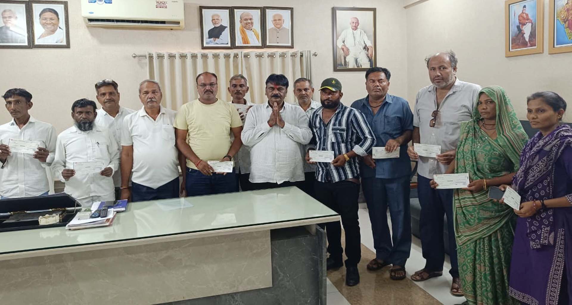 ખેડૂત હિતલક્ષી અભિગમ: અકસ્માતનો ભોગ બનેલા 37 પરિવારોને રૂ. 1-1 લાખના ચેકો અર્પણ કરાયા