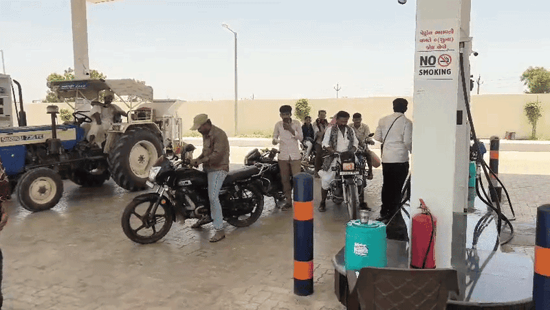 અછત છે કે અફવા? દિયોદર-કાંકરેજમાં ઇંધણ માટે ૩-૩ કલાક લાંબી લાઈનો