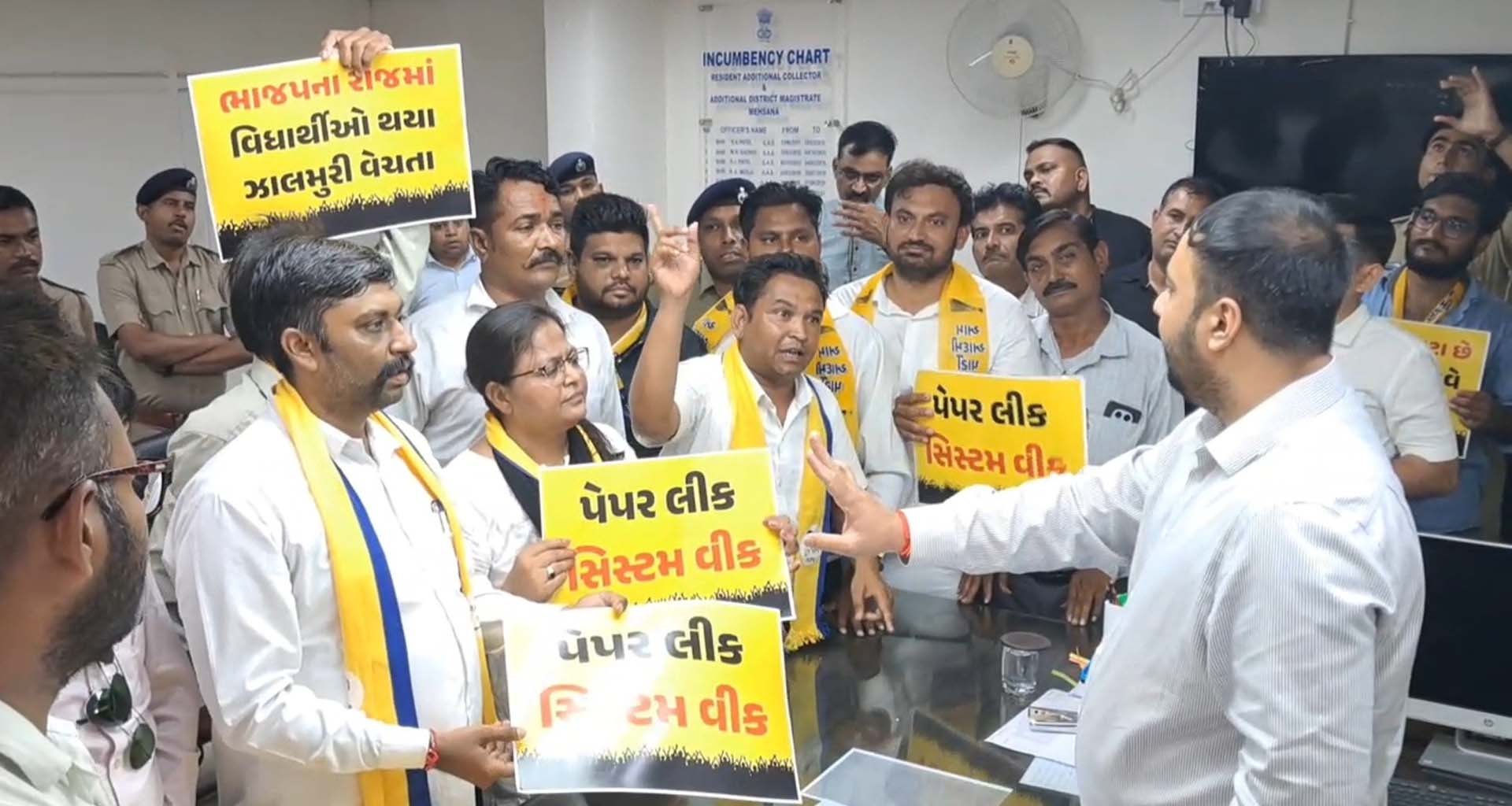 મહેસાણામાં NEET પરીક્ષા કૌભાંડ મામલે ભારે હોબાળો: આમ આદમી પાર્ટીએ કલેક્ટર કચેરી સુધી રેલી યોજી હલ્લાબોલ કર્યો